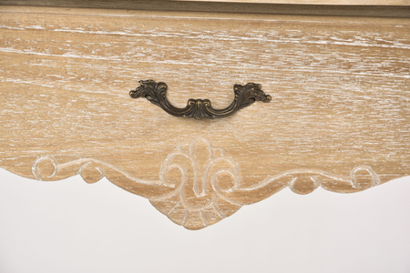 Sekretarzyk prowansalski – konsola rustykalna z rzeźbieniami i przetarciami