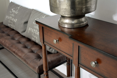 Długa konsola do przedpokoju z szufladami w kolorze mahoniowym