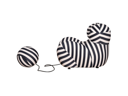 Wypoczynkowy fotel z podnóżkiem w czarno białe paski