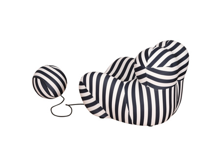 Wypoczynkowy fotel z podnóżkiem w czarno białe paski