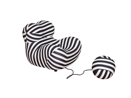 Wypoczynkowy fotel z podnóżkiem w czarno białe paski