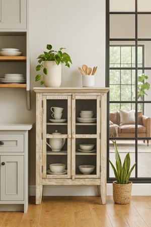 Komoda Rustykalna w kremowym kolorze z przeszklonymi drzwiami