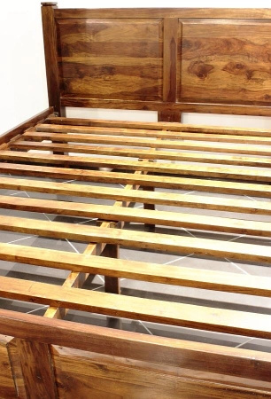 Łóżko kolonialne 160x200 cm z litego drewna akacji - ciepły brąz