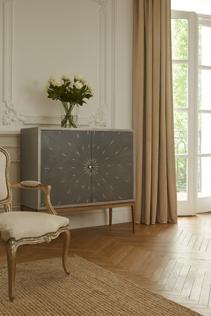 Mała komoda do salonu: elegancja w szaro-złotym stylu