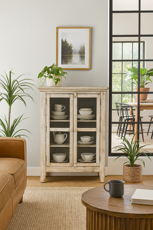 Komoda Rustykalna w kremowym kolorze z przeszklonymi drzwiami