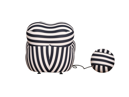 Wypoczynkowy fotel z podnóżkiem w czarno białe paski