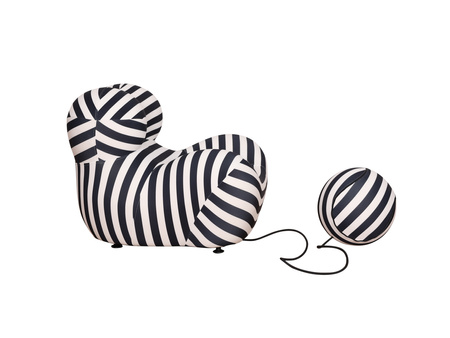 Wypoczynkowy fotel z podnóżkiem w czarno białe paski