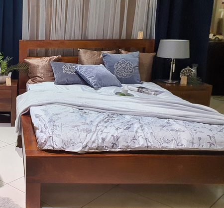 Łóżko z litego drewna mango 140x200 cm –cieły brąz