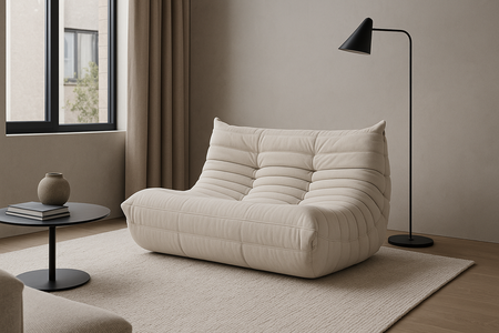 Sofa dwuosobowa, jasnobeżowa – nowoczesna, aksamitna, z przeszyciami