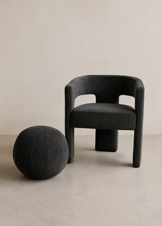 Poduszka dekoracyjna z czarnego weluru – kulista forma