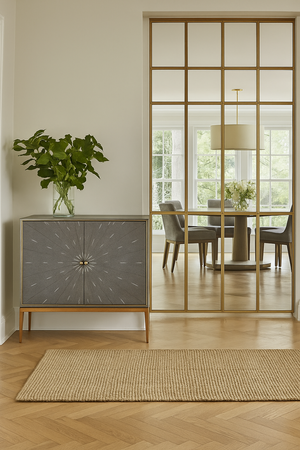 Mała komoda do salonu: elegancja w szaro-złotym stylu