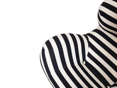 Wypoczynkowy fotel z podnóżkiem w czarno białe paski
