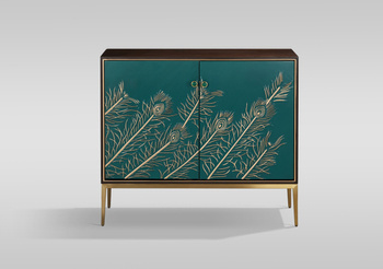 Komoda z turkusowym frontem i wytłoczonym wzorem pawich piór